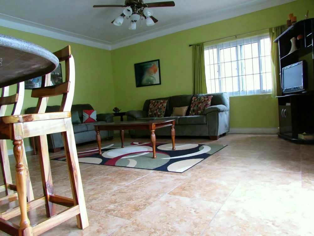 Centrally Located Guest Apartments Kingston Luaran gambar
