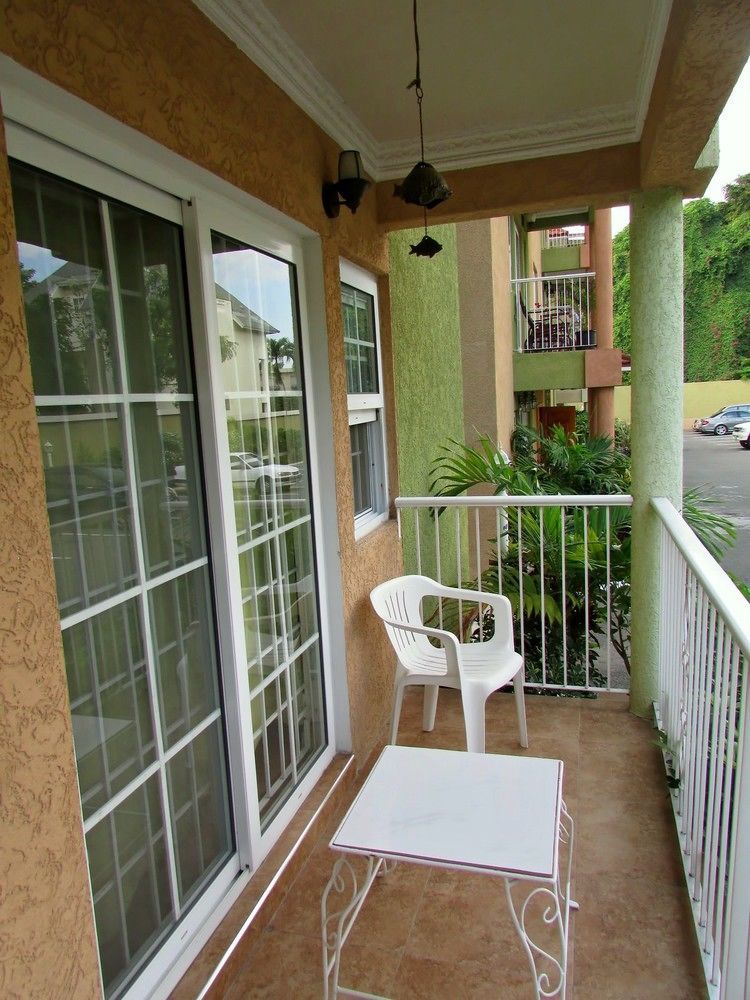 Centrally Located Guest Apartments Kingston Luaran gambar