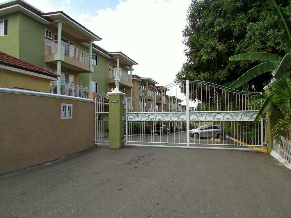 Centrally Located Guest Apartments Kingston Luaran gambar