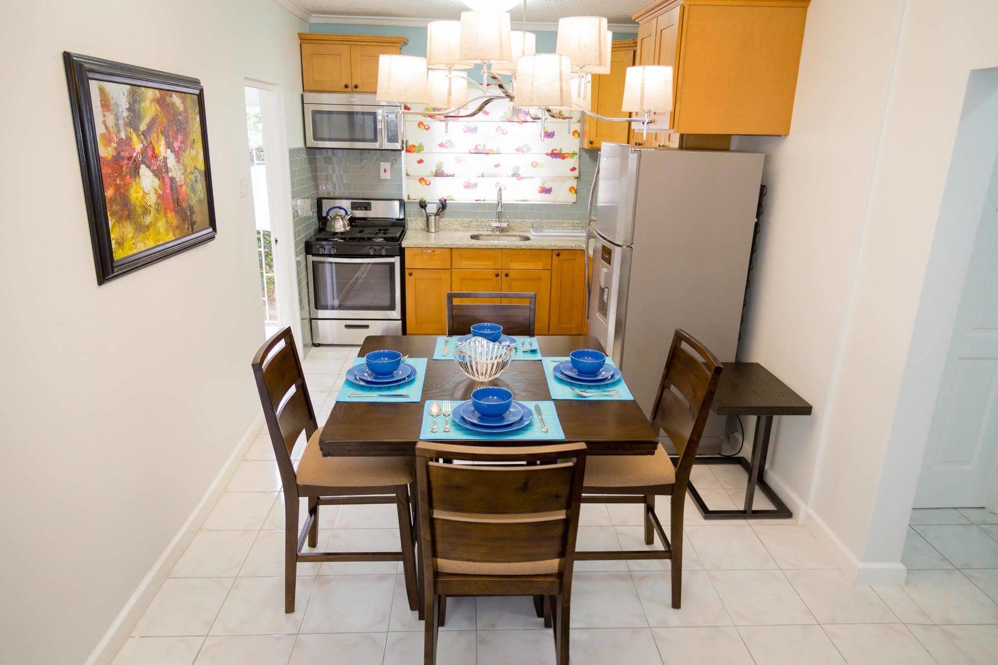 Centrally Located Guest Apartments Kingston Luaran gambar