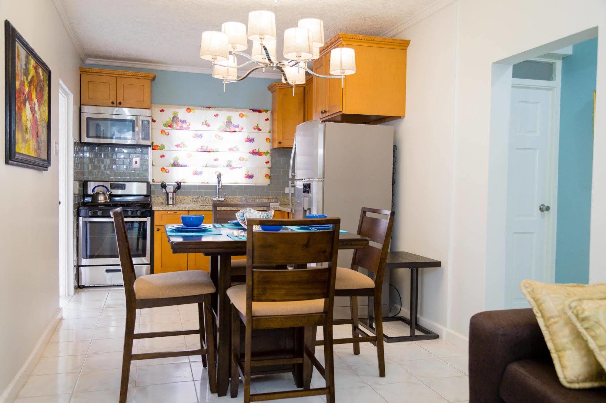 Centrally Located Guest Apartments Kingston Luaran gambar