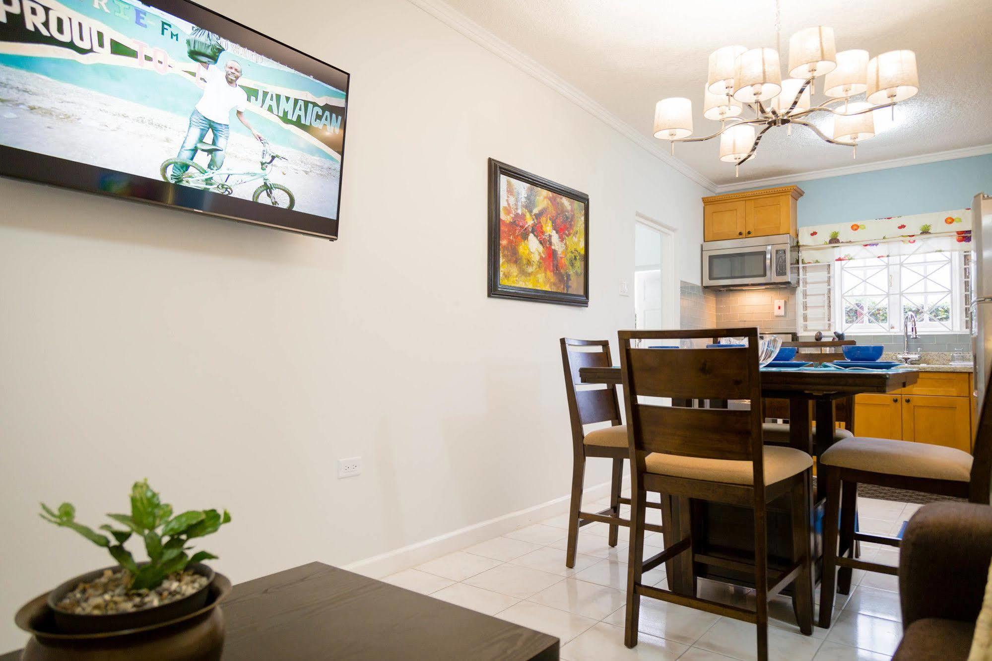 Centrally Located Guest Apartments Kingston Luaran gambar