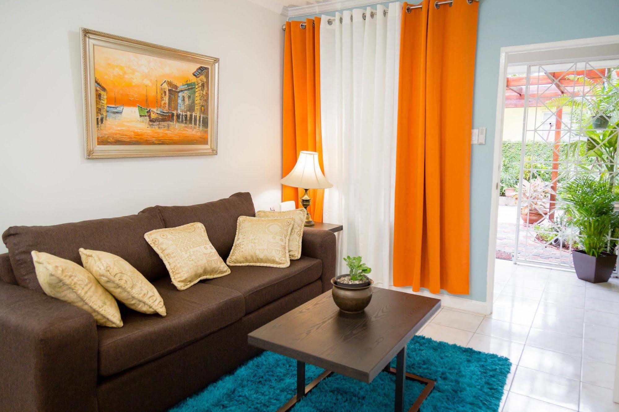 Centrally Located Guest Apartments Kingston Luaran gambar