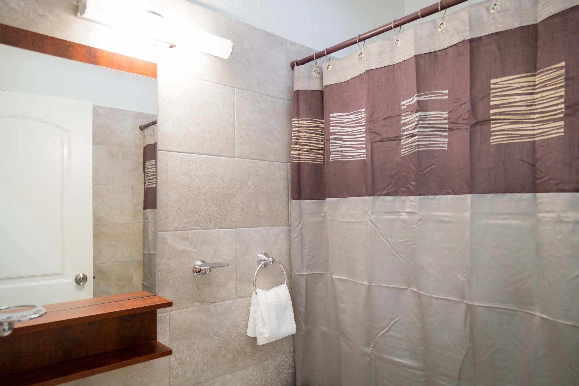 Centrally Located Guest Apartments Kingston Luaran gambar