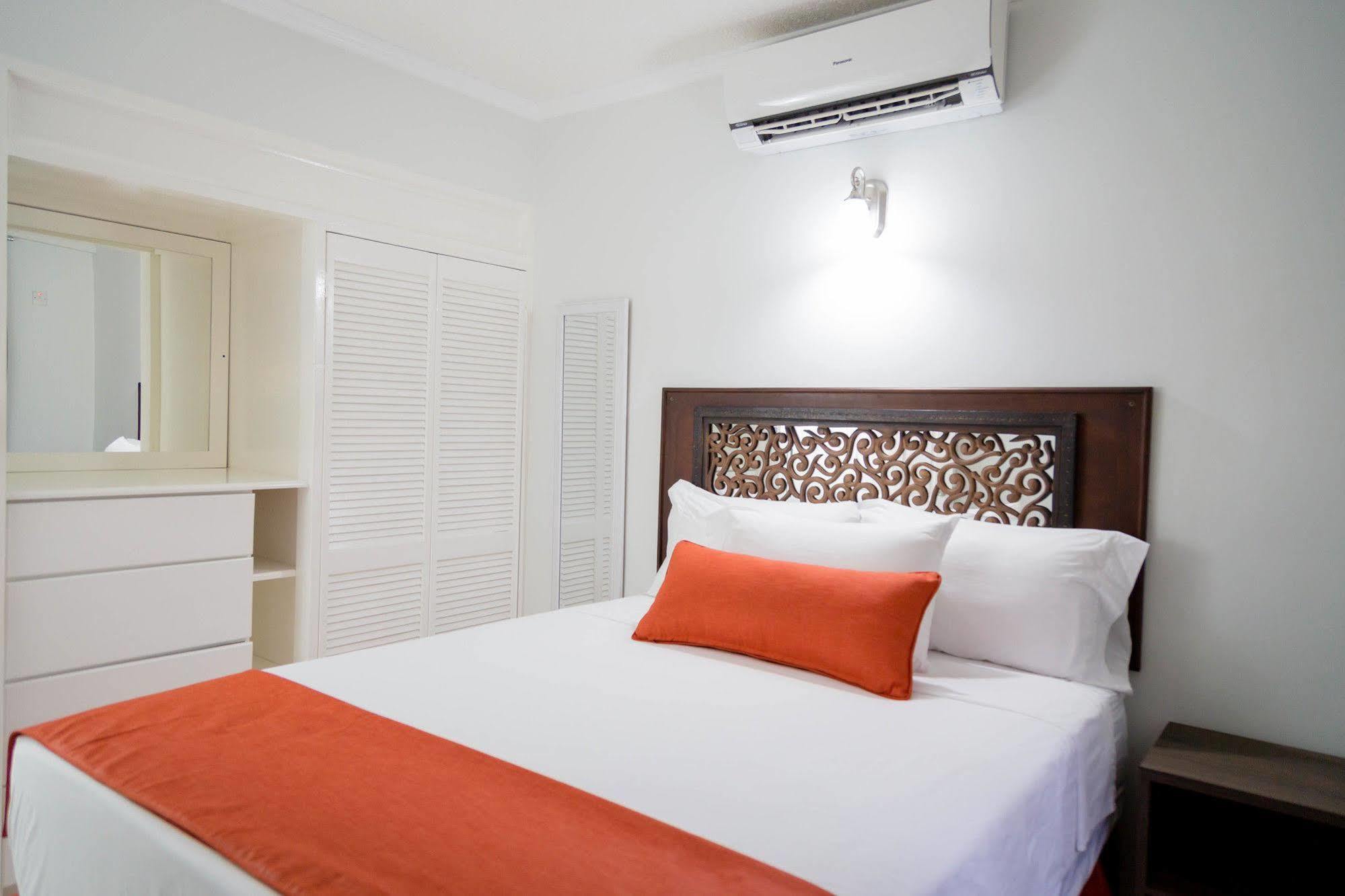 Centrally Located Guest Apartments Kingston Luaran gambar