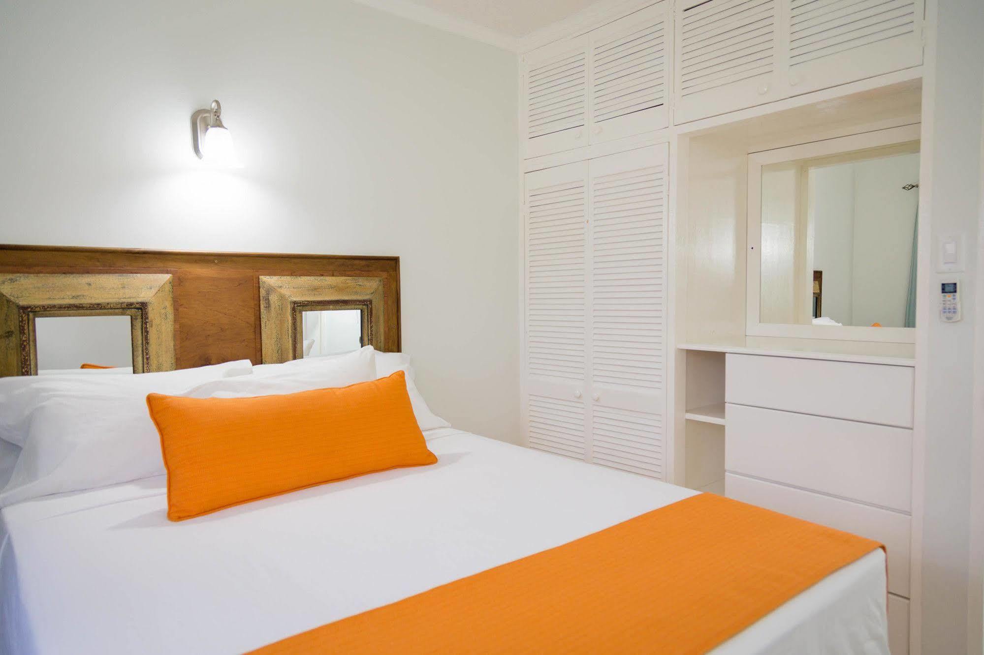 Centrally Located Guest Apartments Kingston Luaran gambar