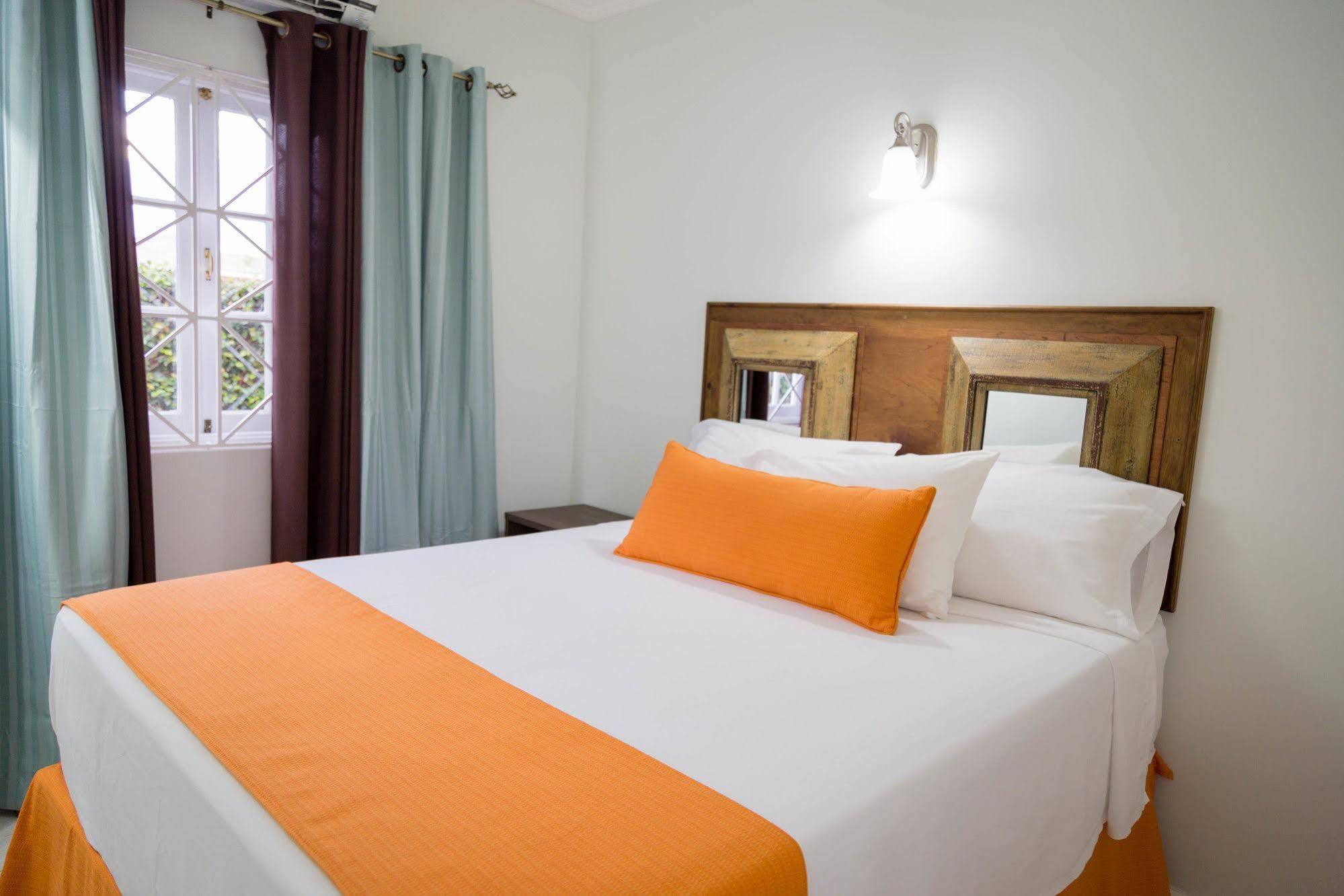 Centrally Located Guest Apartments Kingston Luaran gambar