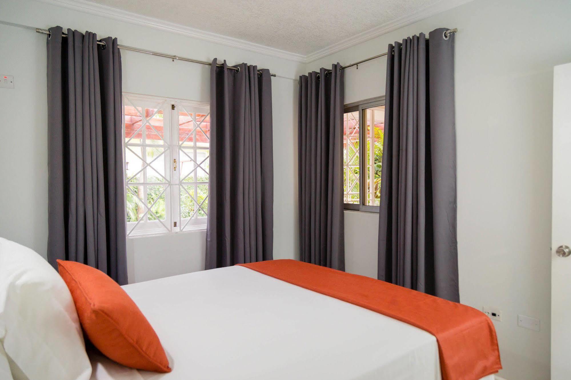 Centrally Located Guest Apartments Kingston Luaran gambar