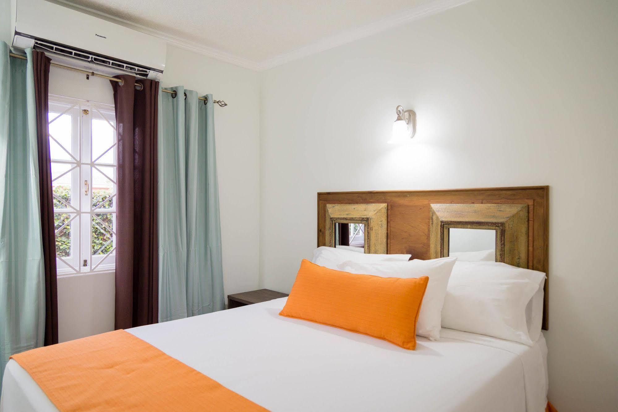 Centrally Located Guest Apartments Kingston Luaran gambar