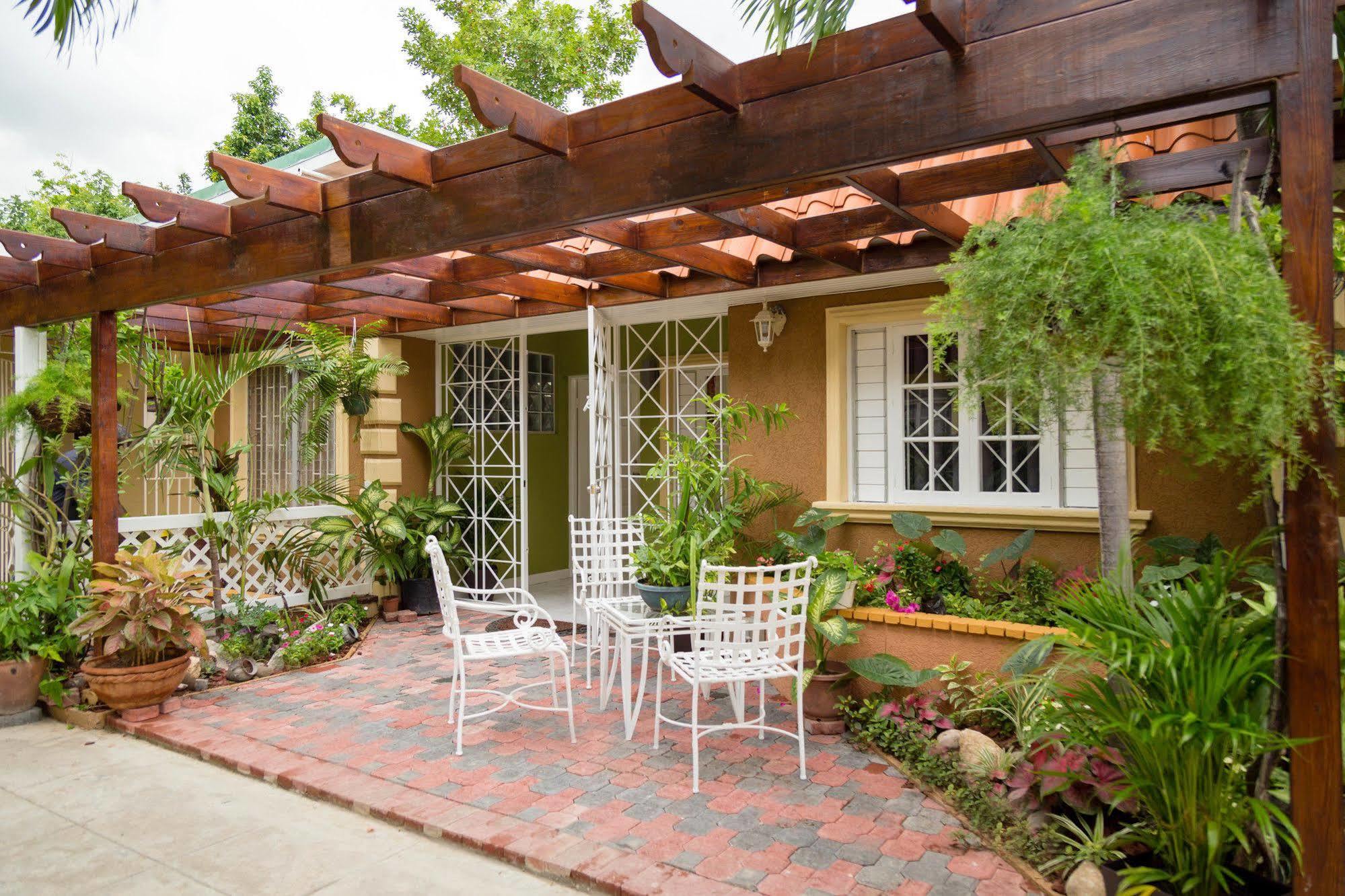 Centrally Located Guest Apartments Kingston Luaran gambar